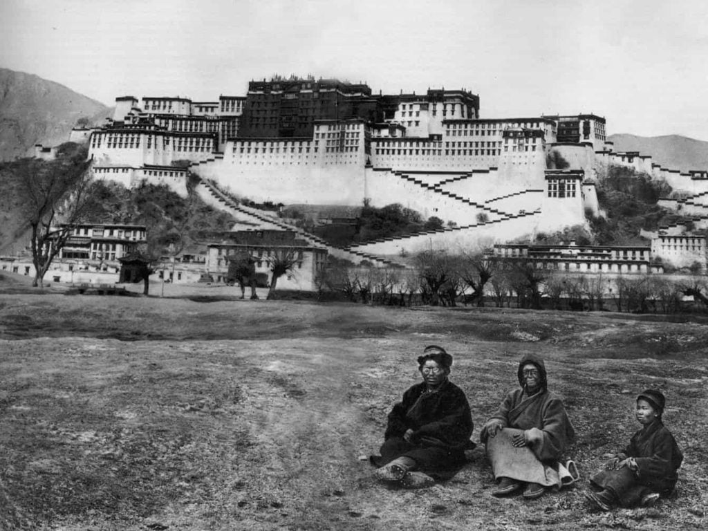 Lhasa in 1924. Alexandra David-Néel before Potala Palace in Lhasa © Public Domain